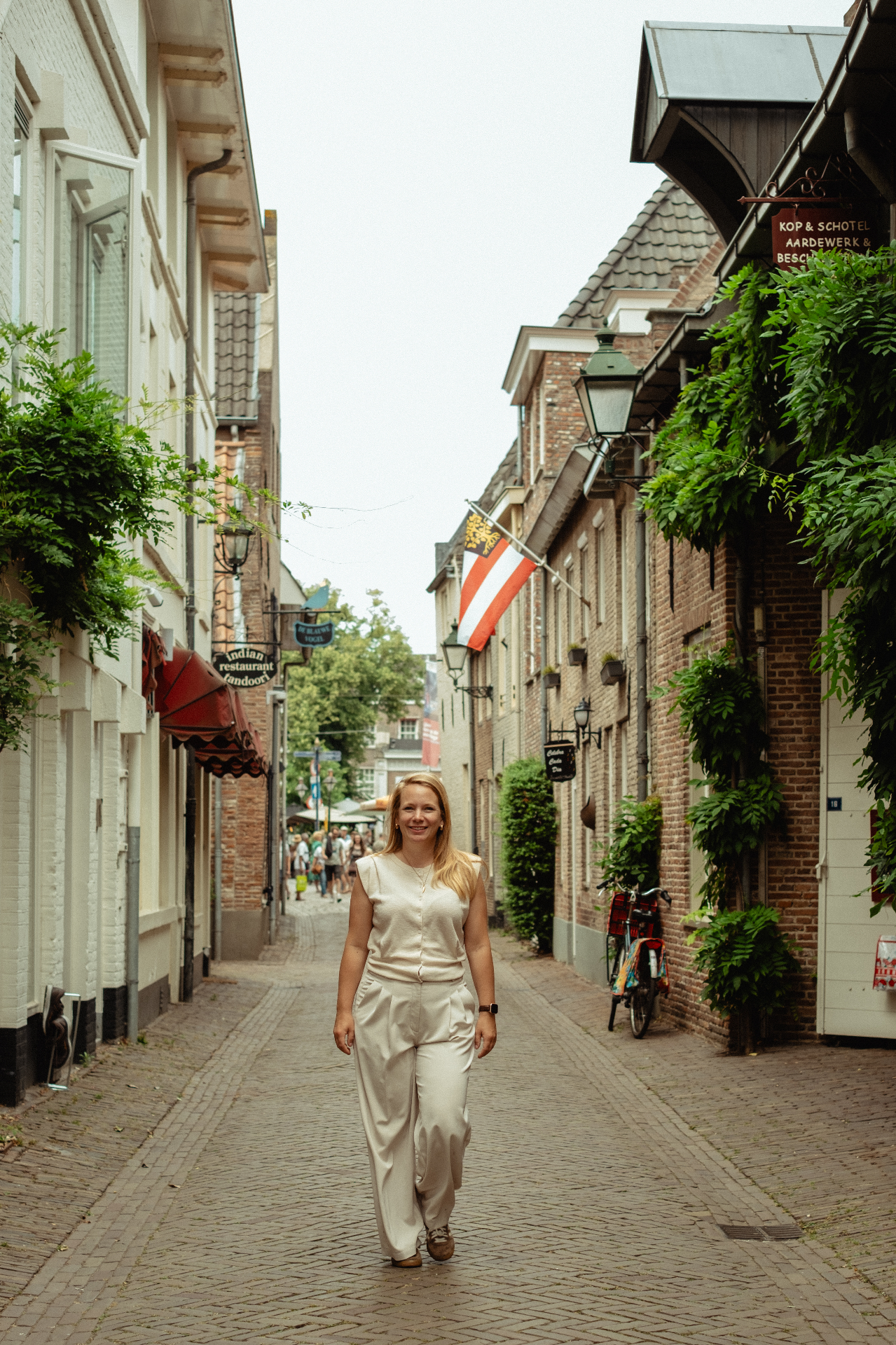 Jill wandelt door een historische straat in Den Bosch